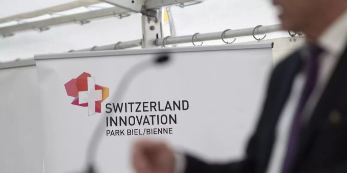 Ein Redner bei der Grundsteinlegung für den Innovationspark in Biel. Innovationspark Biel