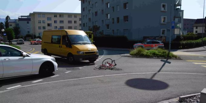 Lieferwagen prallt in Velofahrer.