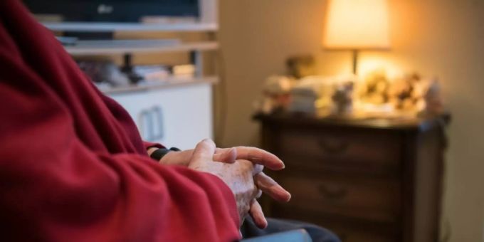 Älterer Mann in seinem Zimmer in Berlin Älterer Mann in seinem Zimmer in Berlin