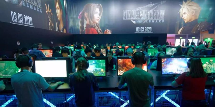 Gerade jüngere Menschen schauen sich gern andere Spieler in Gaming-Livestreams an. Foto: Henning Kaiser/dpa