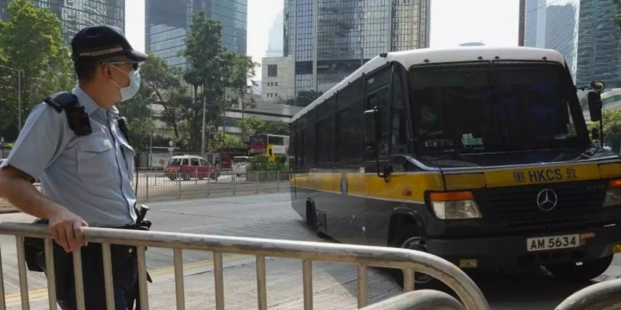 Ein Gefangenentransporter, in dem mutmasslich der Angeklagte transportiert wird, kommt vor einem Gericht in Hongkong an. Foto: Vincent Yu/AP/dpa