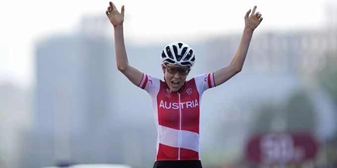 Anna Kiesenhofer holt sich mit letzter Kraft die Gold-Medaille. Anna Kiesenhofer