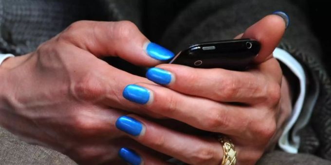 Berlin - Nagellack auf Männernägeln