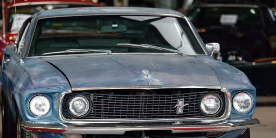 Ein alter Ford Mustang, der dem Schauspieler Steve McQueen gehört haben soll, steht in der Verkaufshalle des Oldtimerhändlers "Fantastische Fahrzeuge - Michael Fröhlich". Foto: Henning Kaiser/dpa
