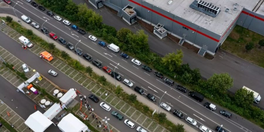 Autoschlange an Berliner Impf-Drive-In