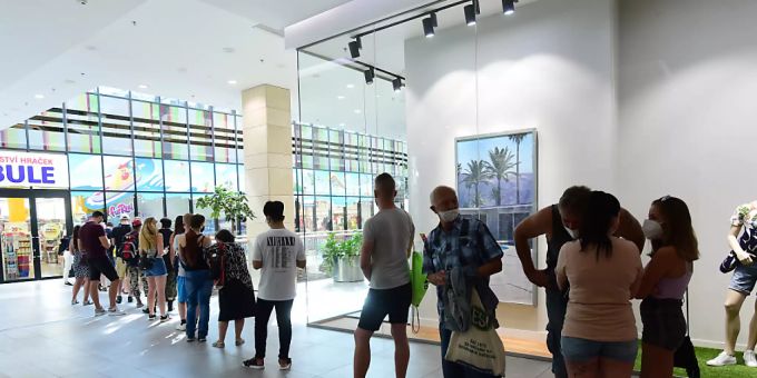 Menschen stehen in einem tschechischen Einkaufszentrum Schlange, um eine Impfung gegen das Coronavirus zu erhalten. Foto: Peøina Ludìk/CTK/dpa Menschen stehen in einem tschechischen Einkaufszentrum Schlange, um eine Impfung gegen das Coronavirus zu erhalten. Foto: Peøina Ludìk/CTK/dpa