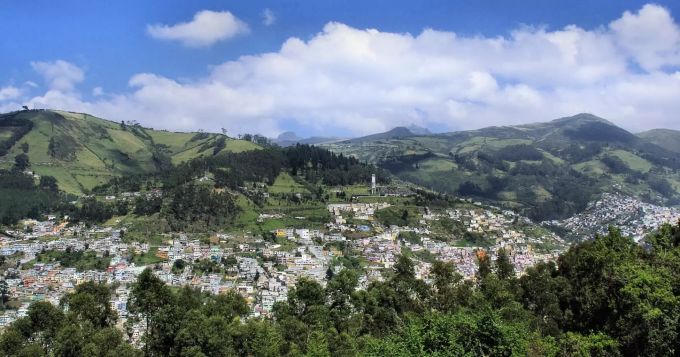 In Ecuador gibt es viele Städte und Dörfer zu bestaunen. Stadt in Bergen
