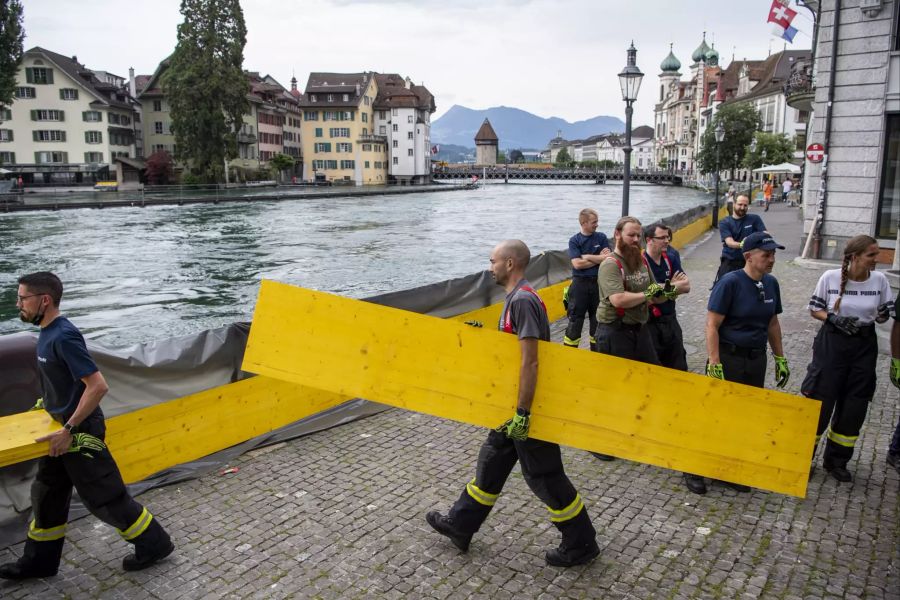 Die Feuerwehr der Stadt Luzern sichert die neuralgischen Stellen entlang der Reuss mit rund 2'500 Sandsäcken. Foto: Urs Flueeler