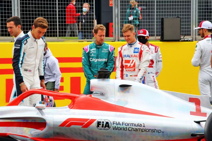 George Russell (li.), Sebastian Vettel und Mick Schumacher begutachten den neuen Formel-1-Renner für 2022. Formel 1 2022