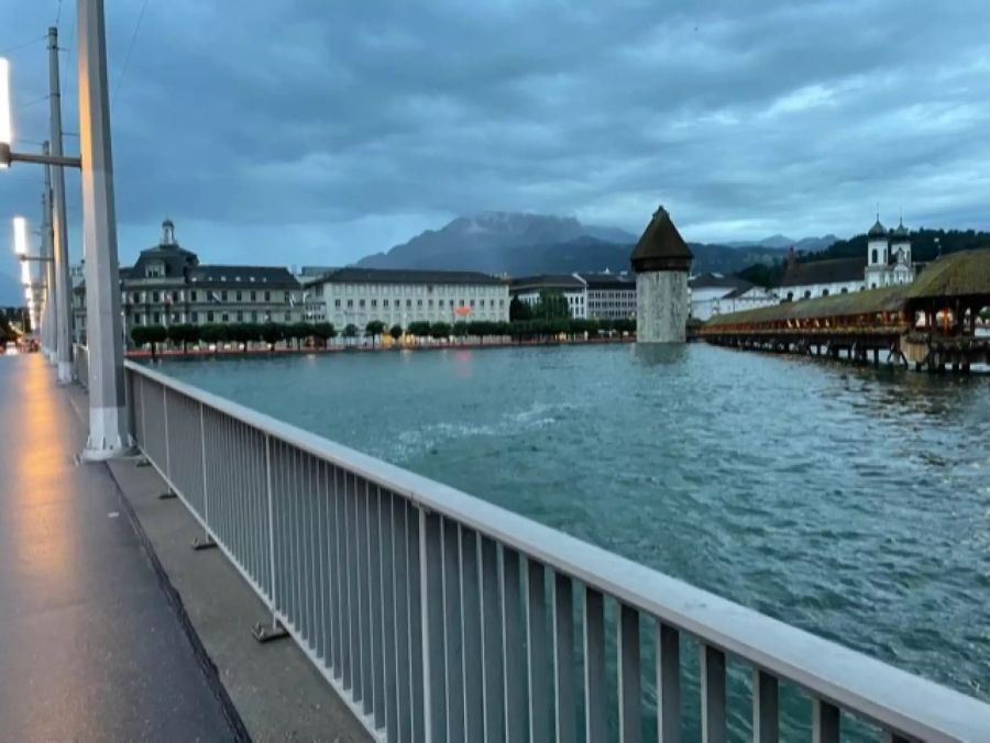 Mit Wassersperren soll das Hochwasser aufgehalten werden.