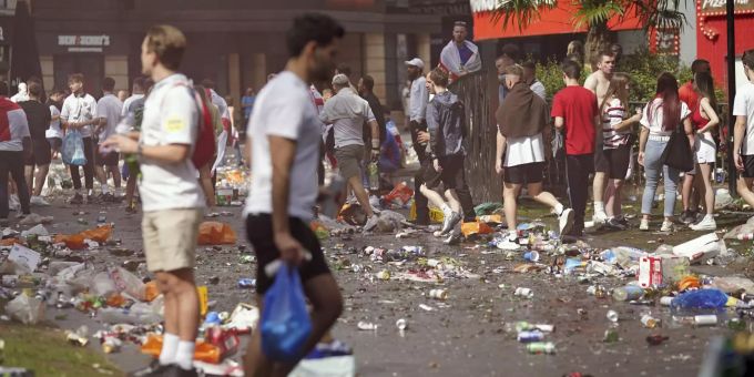Englische Fans sorgten vor dem Final der Euro 2020 in ganz London für Müllberge und Verwüstungen. Euro 2020 England Italien