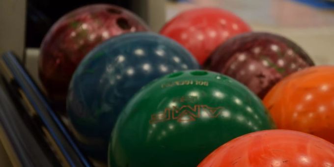 Bowling-Kugeln an einer Bowling-Bahn. (Symbolbild) Bowling-Kugeln