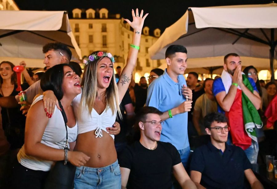 Italienische Fans feiern in einem Public Viewing in Rom.