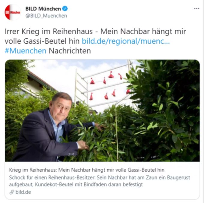 Volle Hundekot-Beutel an einem Baugerüst. Hundekot