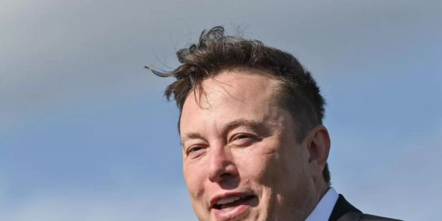 Elon Musk hatte im vergangenen Jahr einen Prototypen demonstriert, den Neuralink zunächst an Schweinen testete. Foto: Patrick Pleul/dpa-Zentralbild/ZB