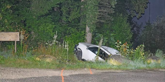 Am Fahrzeug entstand Totalschaden und der junge Fahrzeuglenker musste in Spitalpflege. Unfall