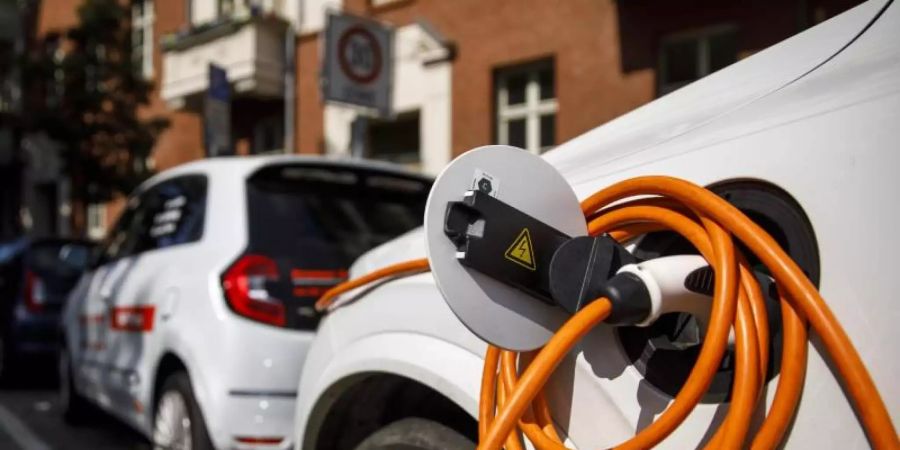 Laut einer Auswertung der Allianz-Versicherung sind die Reparaturen bei E-Autos oft teurer als bei Benzin- oder Diesel-Fahrzeugen. Foto: Carsten Koall/dpa