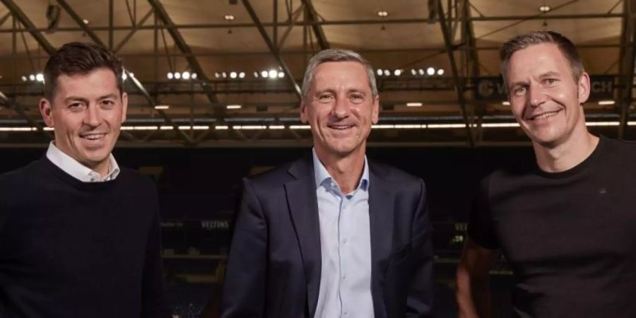 Der stellvertretende Aufsichtsratsvorsitzende Moritz Dörnemann (l-r), Bernd Schröder und Aufsichtsratschef Axel Hefer. Foto: Karsten Rabas/FC Schalke 04/dpa