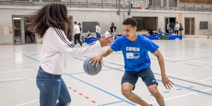 Das MidnightSports Muttenz der Organisation IdéeSport belebt ab Oktober 2021 bis März 2022 am Samstagabend wieder die Sporthalle Margelacker für Jugendliche.