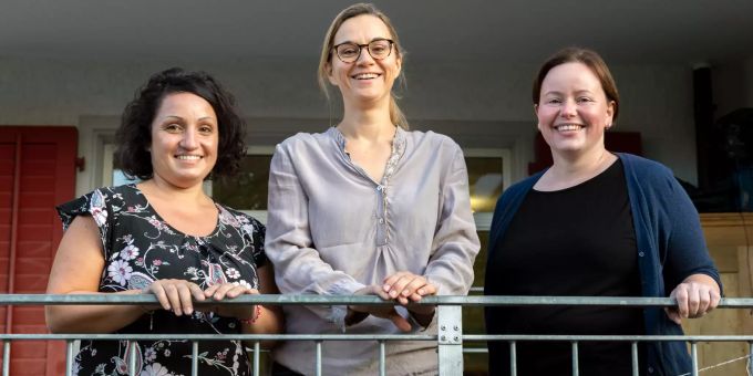Freuen sich über die Auszeichnung (von links): Co-Krippenleiterin Paola Pasquale, Martina Baker, Präsidentin Verein Chinderhuus Sunnehof, Co-Krippenleiterin Svenja Riedener.