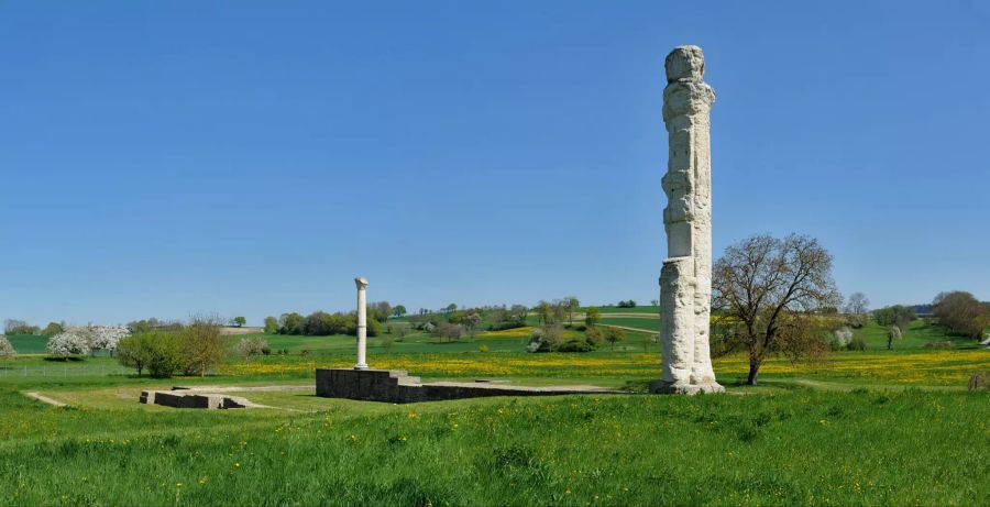 Neben Überresten der Thermen, des Kapitols und der ehemaligen römischen Mauer seht ihr in Aventicum auch die letzte Säule des Cigogner-Tempels: Seinen Namen hat er von den Störchen (fr. 'cyg