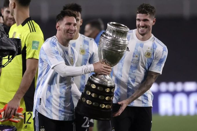 Mit Argentinien holte sich Lionel Messi die Copa América, nun trifft er auf Europameister Italien – zum Ärger der FIFA. Argentinien FIFA Italien Copa