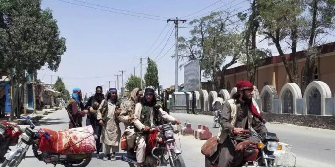 Kämpfer der militant-islamistischen Taliban patrouillieren in der Stadt Gasni im Osten Afghanistans. Foto: Gulabuddin Amiri/AP/dpa Kämpfer der militant-islamistischen Taliban patrouillieren in der Stadt Gasni im Osten Afghanistans. Foto: Gulabuddin Amiri/AP/dpa