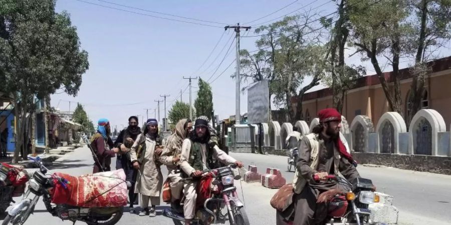 Kämpfer der militant-islamistischen Taliban patrouillieren in der Stadt Gasni im Osten Afghanistans. Foto: Gulabuddin Amiri/AP/dpa