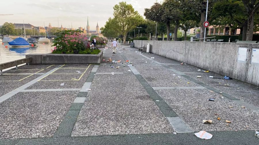 Am Sonntagmorgen ist das Zürcher Seeufer komplett zugemüllt.