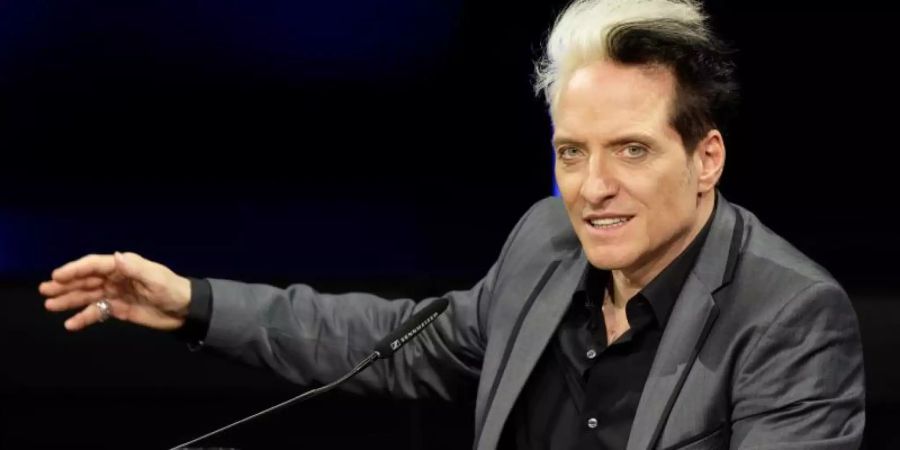 Der Musiker Bela B Felsenheimer sitzt bei der Veranstaltung «Hier gibt es nichts zu sehen!» im Rahmen der Lit.Cologne im Studio. Foto: Henning Kaiser/dpa