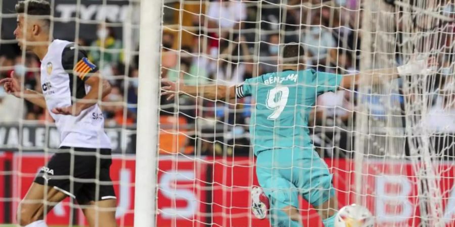 Karim Benzema (r) von Real Madrid jubelt über sein Tor zum 1:2. Foto: Alberto Saiz/AP/dpa