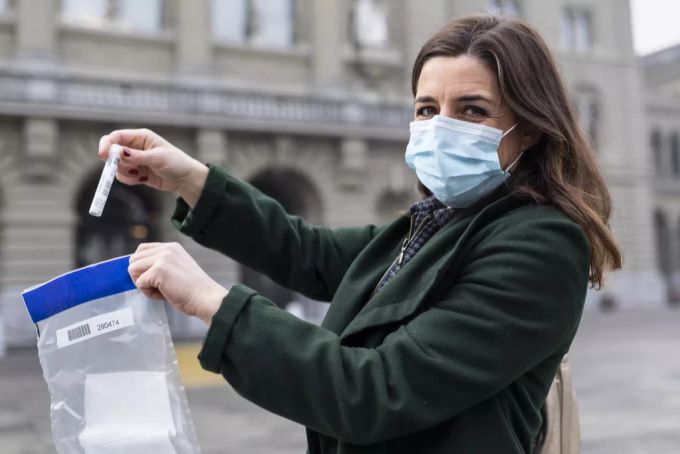 Flavia Wasserfallen (SP/BE) steckt ihren Spucktest auf das Coronavirus in einen Plastikbeutel, 1. März 2020. Das freiwillige Testen vor der Frühlingsession im Parlament wurde von den Parlamentsdiensten empfohlen. Wasserfallen Coronavirus Test SP