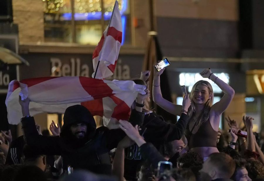 Die Fans säumen bis tief in die Nacht die Strassen in London.