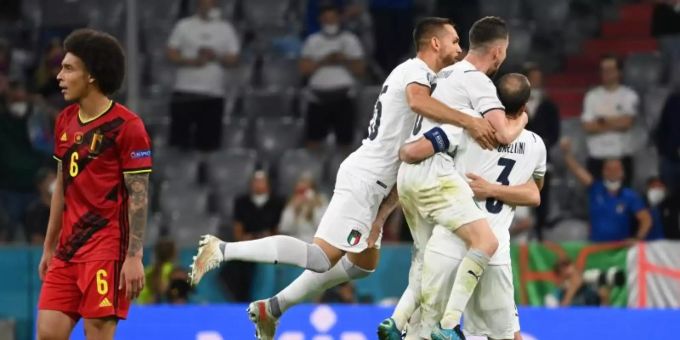 Während Italiens Spieler in München den Halbfinal-Einzug feiern, schaut Belgiens Axel Witsel (l) enttäuscht drein. Foto: Federico Gambarini/dpa Während Italiens Spieler in München den Halbfinal-Einzug feiern, schaut Belgiens Axel Witsel (l) enttäuscht drein. Foto: Federico Gambarini/dpa