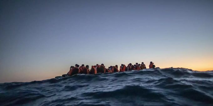 ARCHIV - Immer wieder machen sich Menschen in der Hoffnung auf Arbeit und ein besseres Leben auf die lebensgefährliche Überfahrt nach Europa. Foto: Bruno Thevenin/AP/dpa/Symbolbild ARCHIV - Immer wieder machen sich Menschen in der Hoffnung auf Arbeit und ein besseres Leben auf die lebensgefährliche Überfahrt nach Europa. Foto: Bruno Thevenin/AP/dpa/Symbolbild