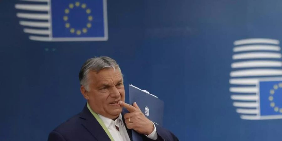 Viktor Orban, Ministerpräsident von Ungarn, verlässt nach dem Gipfel der EU-Staats- und Regierungschefs das Europagebäude. Foto: Olivier Matthys/Pool AP/dpa