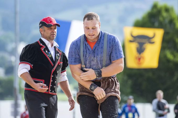 Joel Wicki verletzt sich im 1. Gang beim 114. Innerschweizer Schwing- und Aelplerfest. Joel Wicky
