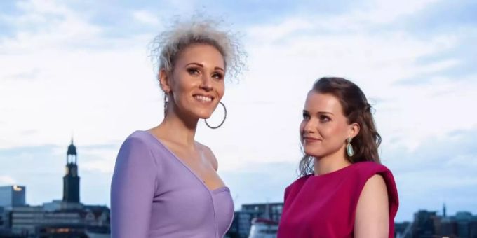 Sabrina Weckerlin (l) und Celena Pieper spielen die Hauptrollen von Elsa und Anna in der deutschsprachigen Erstaufführung des neuen Musicals «Die Eiskönigin». Foto: Morris Mac Matzen/- Stage Entertainment Germany/dpa Sabrina Weckerlin (l) und Celena Pieper spielen die Hauptrollen von Elsa und Anna in der deutschsprachigen Erstaufführung des neuen Musicals «Die Eiskönigin». Foto: Morris Mac Matzen/- Stage Entertainment Germany/dpa