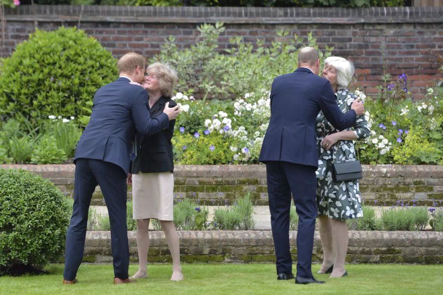 Prinz Harry begrüsst seine Tante Lady Sarah McCorquodale, Prinz William seine Tante Lady Jane Fellowes.