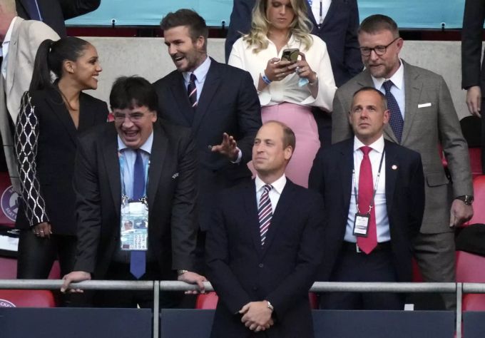 Gleich hinter Prinz William schaute David Beckham das Spiel. Kate Middleton William