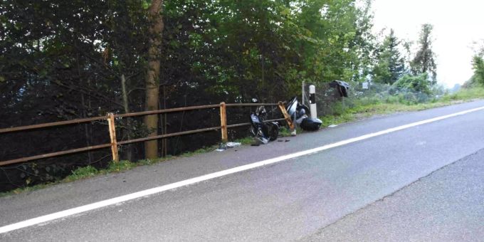 Auto kollidiert mit Roller in Schmerikon.