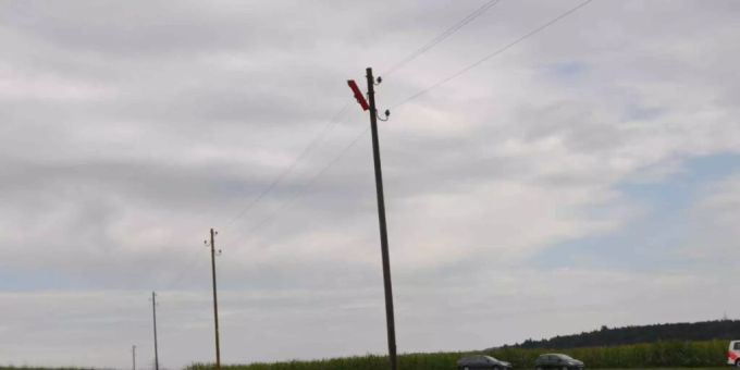 Ein 61-jähriger Mann hat am Dienstagnachmittag beim Versuch Teile seines Modellflugzeug aus einer Stromleitung zu befreien einen tödlichen Stromschlag erlitten. Ein 61-jähriger Mann hat am Dienstagnachmittag beim Versuch Teile seines Modellflugzeug aus einer Stromleitung zu befreien einen tödlichen Stromschlag erlitten.