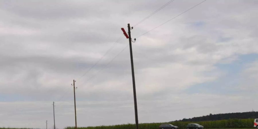 Ein 61-jähriger Mann hat am Dienstagnachmittag beim Versuch Teile seines Modellflugzeug aus einer Stromleitung zu befreien einen tödlichen Stromschlag erlitten.