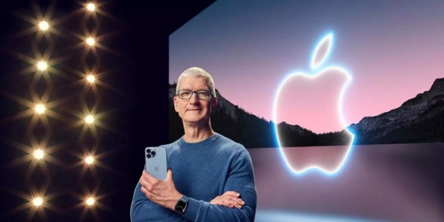 Apple-Chef Tim Cook präsentiert in einer aufgezeichneten Online-Übertragung das neue iPhone 13 Pro. Foto: -/Apple/dpa