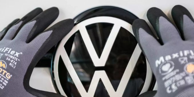 VW-Logo an einem Fahrzeug vw