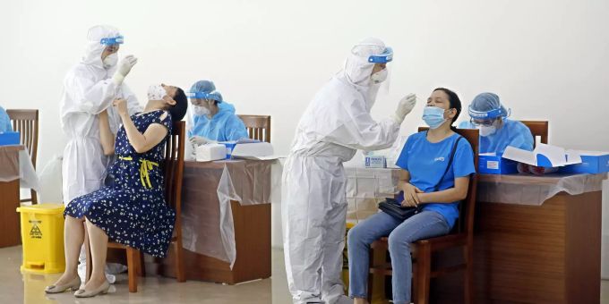 Corona-Tests werden in Hanoi, Vietnam, durchgeführt. coronavirus tests vietnam
