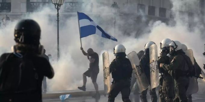 Die griechische Polizei setzt in Athen Tränengas und Wasserwerfer gegen impfkritische Demonstranten ein. Foto: Yorgos Karahalis/AP/dpa Die griechische Polizei setzt in Athen Tränengas und Wasserwerfer gegen impfkritische Demonstranten ein. Foto: Yorgos Karahalis/AP/dpa