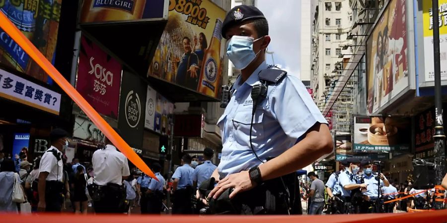 Ein Polizist steht in der Nähe des Hongkonger Victoria Parks Wache, wo eine jährliche Protestkundgebung zum Jahrestag der Übergabe Hongkongs an China abgehalten wurde. Foto: Kin Cheung/AP/dpa