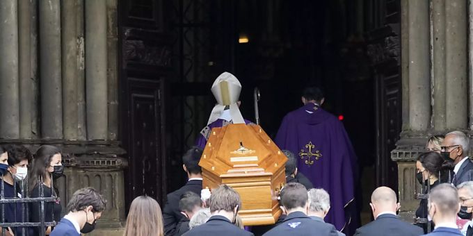 Sargträger tragen den Sarg des Schauspielers Jean-Paul Belmondo in der Kirche Saint Germain des Près. belmondo
