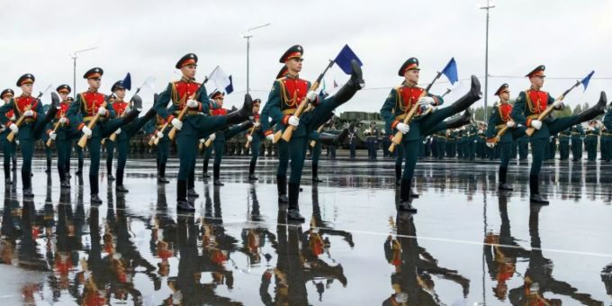 Soldaten bei der Eröffnungszeremonie der Übung Sapad-2021. (Archivbild) Sapad-2021